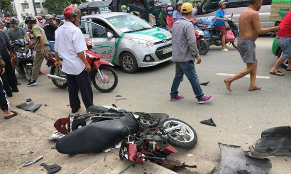 Video: Ôtô điên lao vào dòng người đi xe máy
